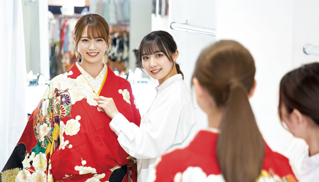 振袖を試着する女性