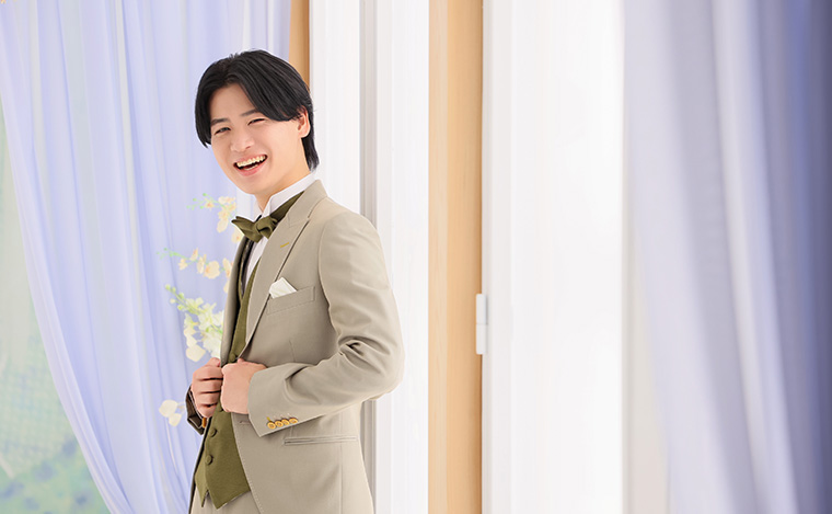 スーツ姿の男性がポーズをとっている写真